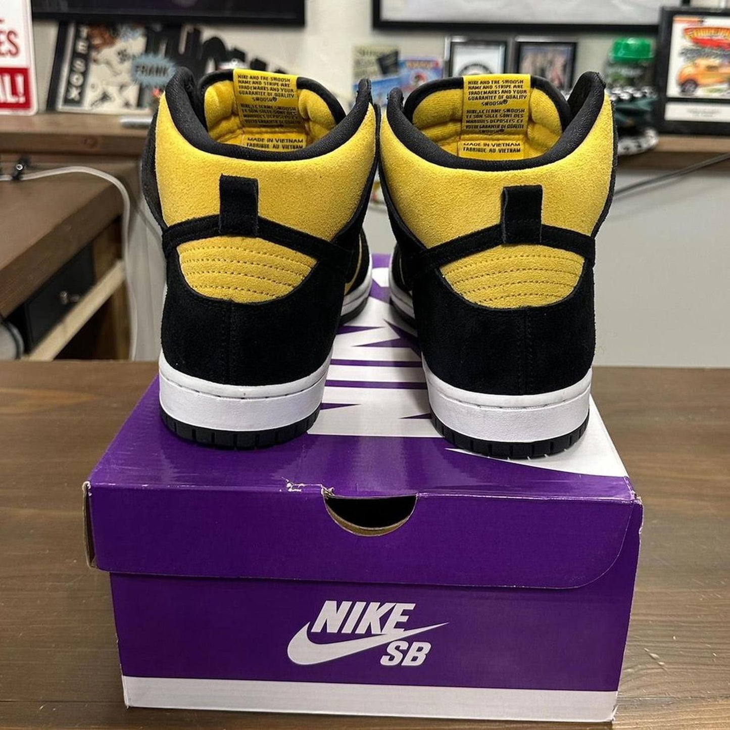 Deadstock Nike SB Dunk High Goldenrod - 10.5M