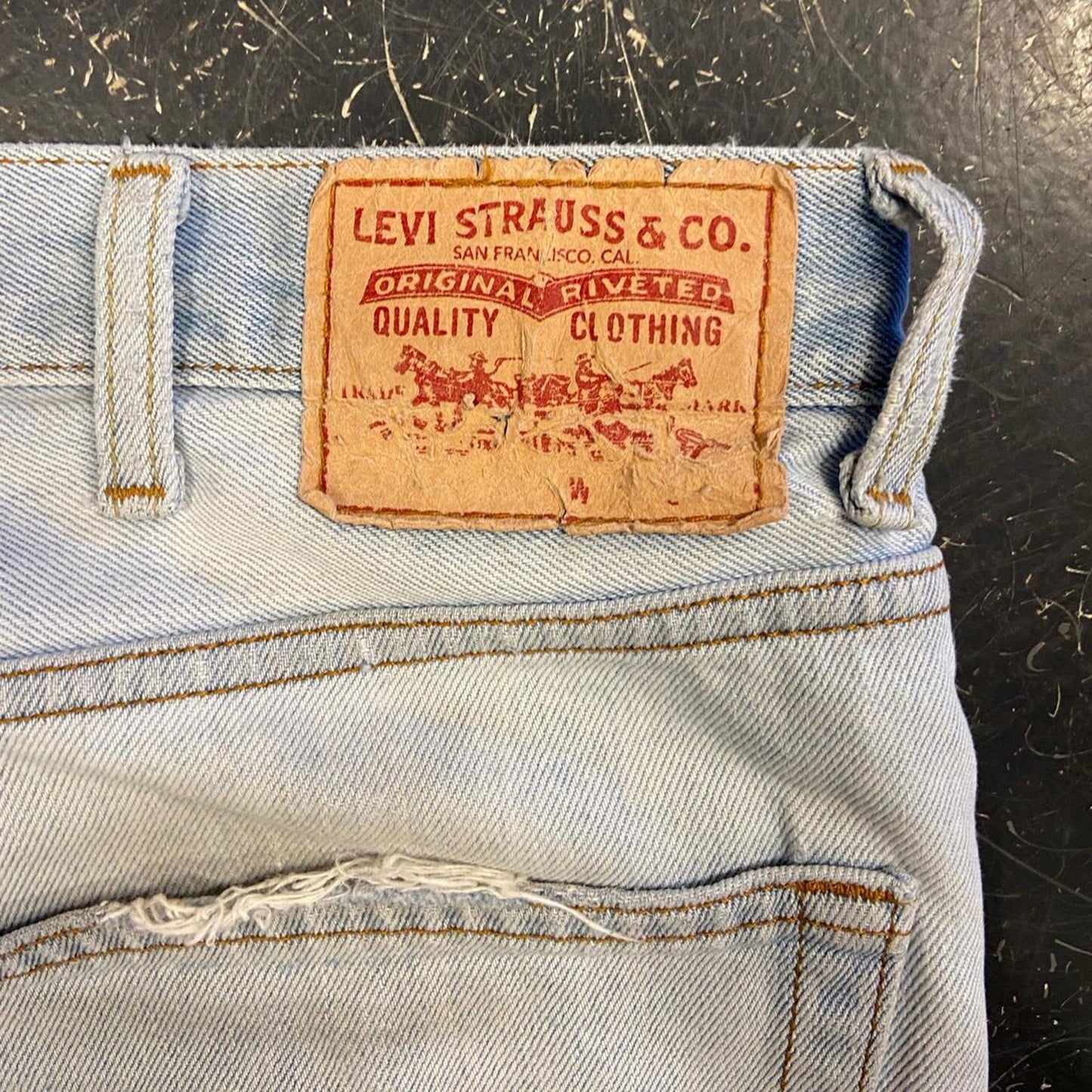 Vintage Light Wash Levi 550 Jorts - 38