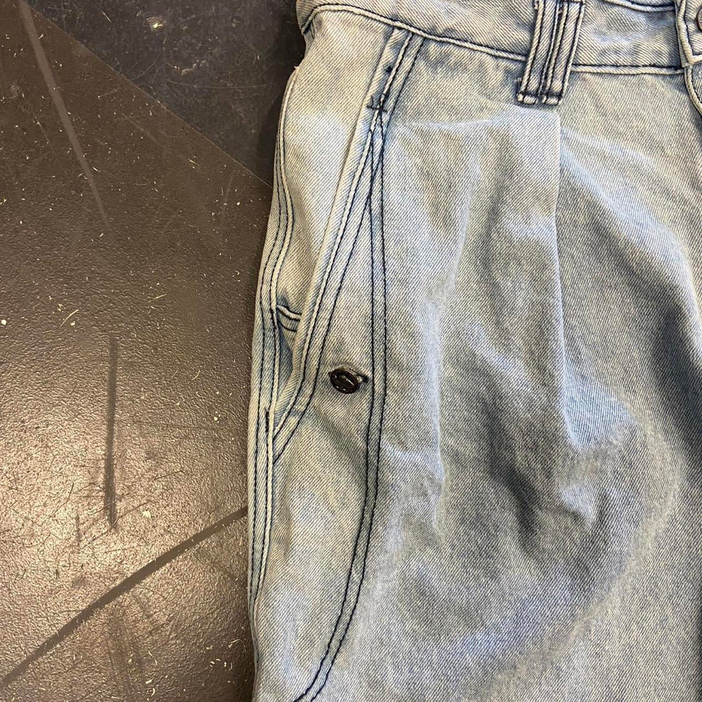 Vintage 90s Light Wash Pleated Jorts - 34